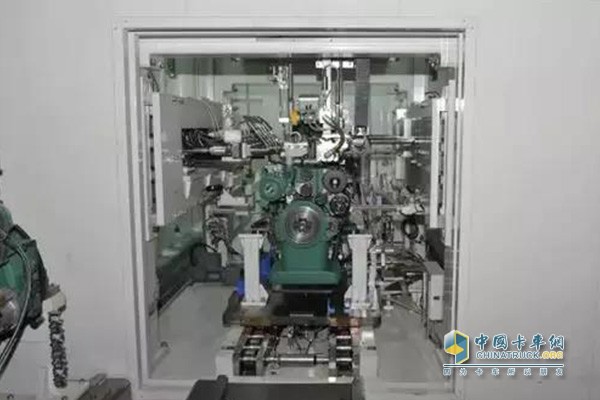 一汽解放發(fā)動(dòng)機(jī)事業(yè)部應(yīng)用國內(nèi)首次實(shí)現(xiàn)重型柴油機(jī)生產(chǎn)線冷試工藝