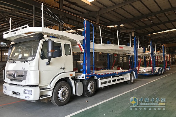 豪瀚J5G 6×2中置軸轎運(yùn)車(chē)側(cè)面