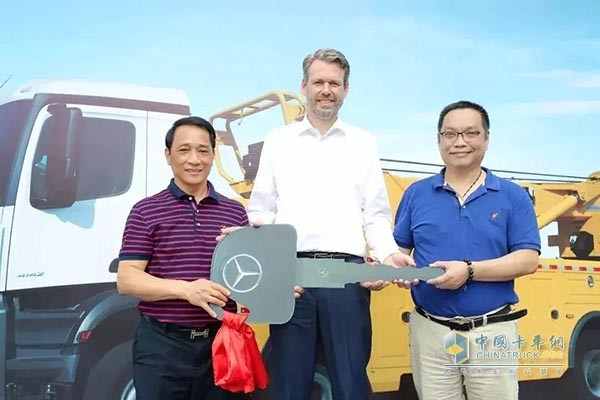 廣東粵海汽車有限公司總經(jīng)理彭添成(左)與戴姆勒卡客車(中國)有限公司CEO Ralf Kraemer先生(中)向江蘇潤揚大橋發(fā)展有限責任公司蔡平健大隊長(右)交車