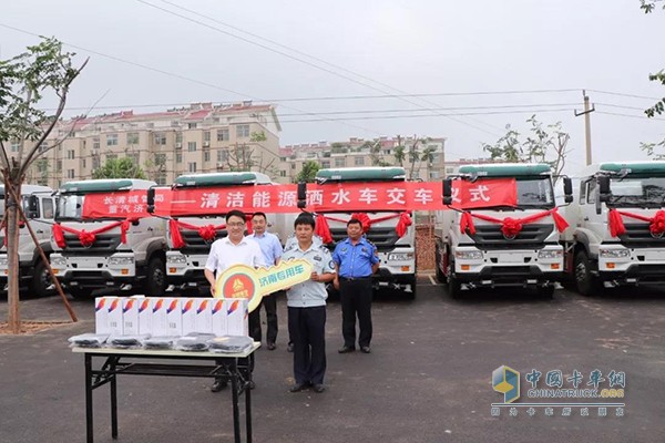 鑰匙交付于長(zhǎng)清城管局車(chē)隊(duì)長(zhǎng)趙林手中