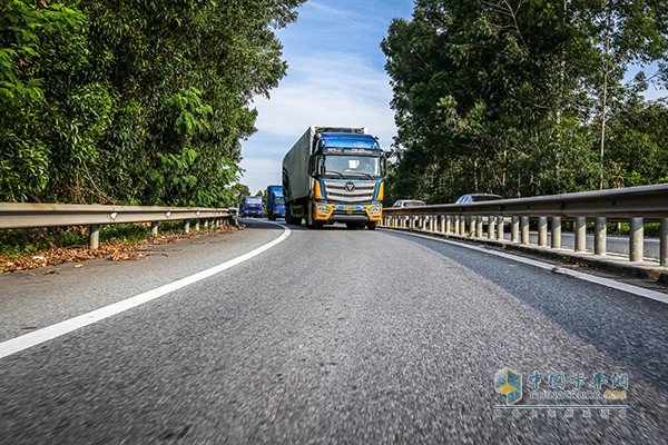 正在進(jìn)行道路實況賽的歐曼EST超級卡車