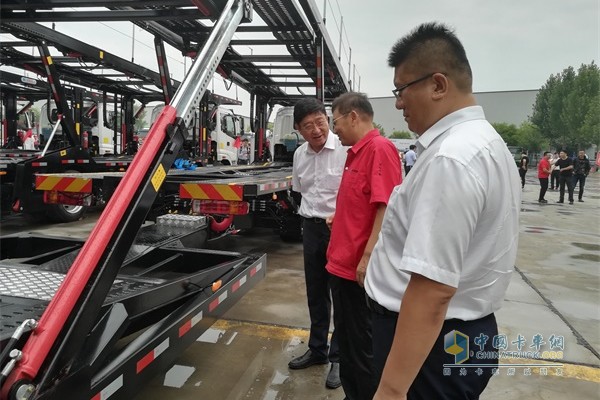 與會領導了解宏昌天馬中置軸轎運車