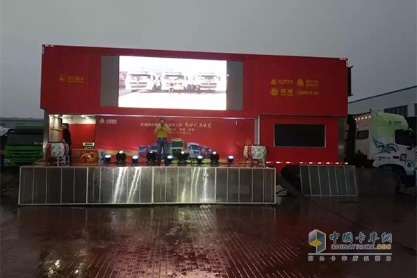中國(guó)重汽T7H大篷車助力“爆爽一夏--豪沃、豪瀚公路車感恩鉅惠”煙臺(tái)站、青島站活動(dòng)