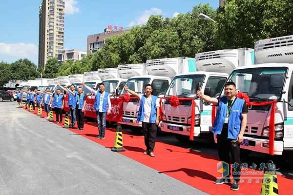 浙江長(zhǎng)典醫(yī)藥有限公司首批慶鈴五十鈴600P冷藏車(chē)交付儀式現(xiàn)場(chǎng)