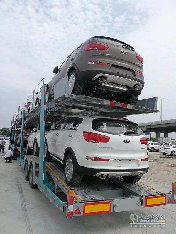 滿載的中置軸轎運(yùn)車(chē)