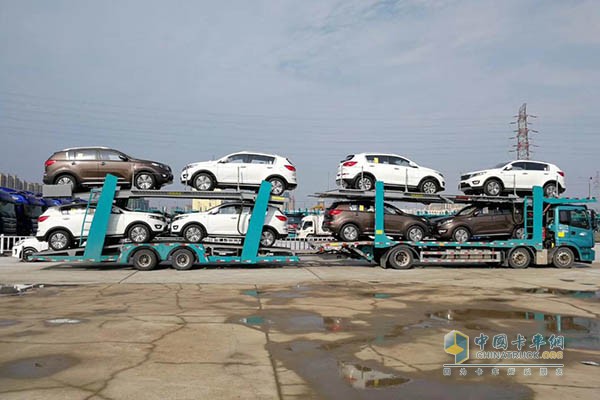 滿載的中置軸轎運(yùn)車(chē)