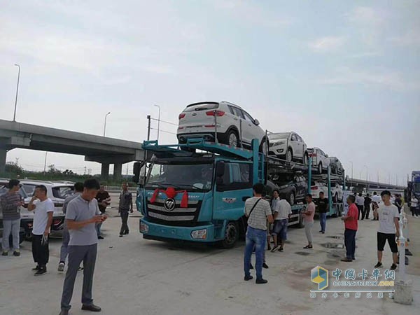 圍觀滿載的中置軸轎運(yùn)車(chē)