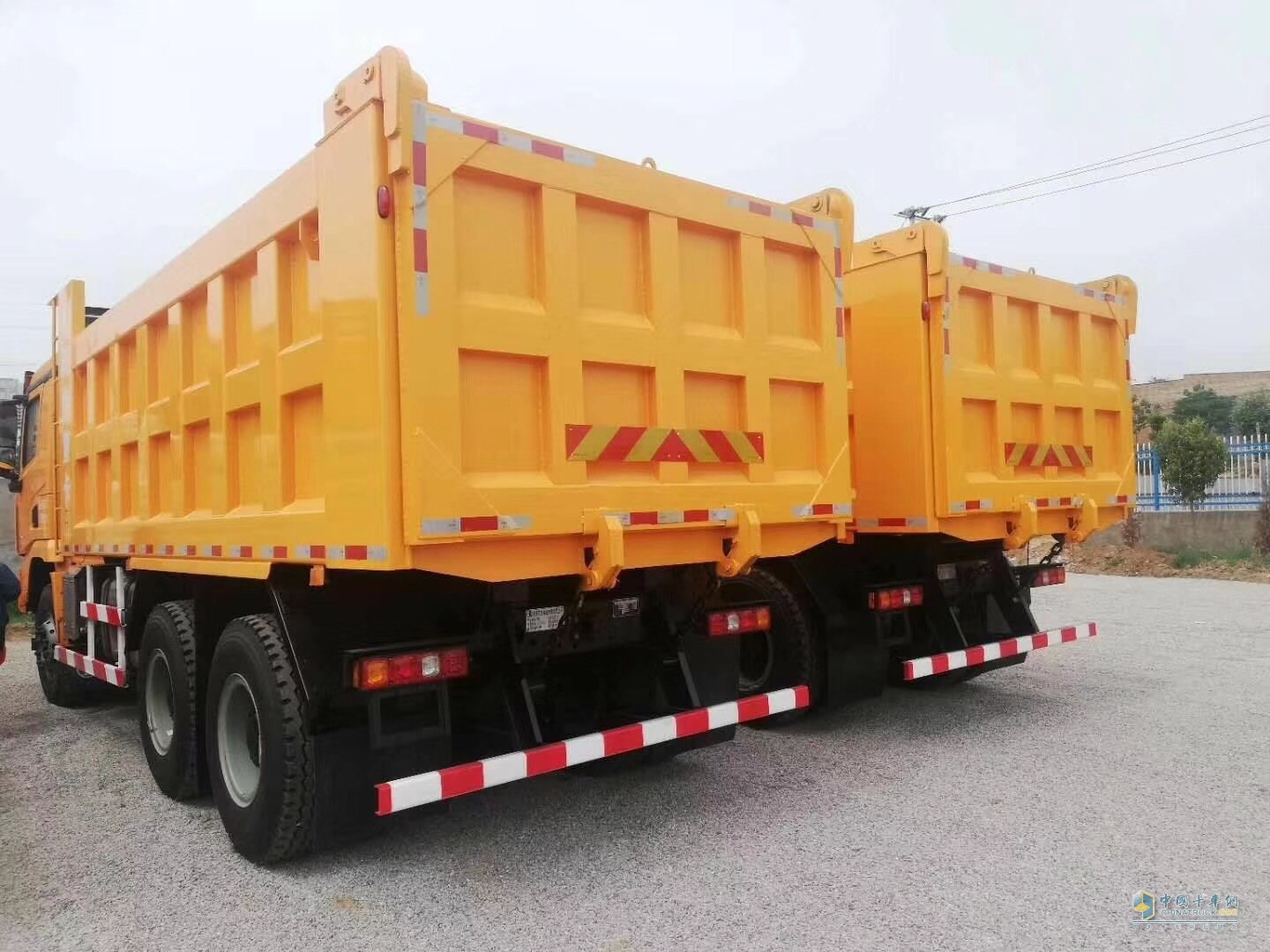陜汽德龍X3000  375馬力自卸車  5.6米中集大箱版