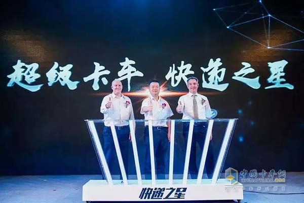 康明斯全球輕型商用車業(yè)務(wù)總經(jīng)理Terrence Taylor先生(左)、福田商用汽車集團(tuán)副總裁、歐馬可事業(yè)部總裁顧德華先生 采埃孚商用車輕卡變速箱產(chǎn)品總監(jiān)Dieter Beck先生(右)共同發(fā)布快遞之星