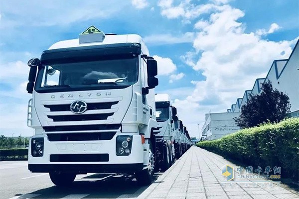 同步歐洲IVECO技術(shù)標(biāo)準(zhǔn)，采用國(guó)際化的WCM世界級(jí)制造體系，安全品質(zhì)比肩進(jìn)口車型