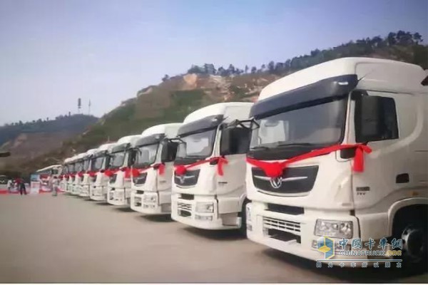 東風天龍旗艦4X2干線快遞牽引車