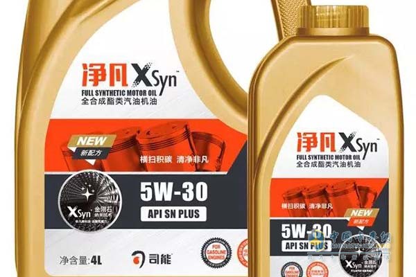 凈凡XSyn? SN PLUS 全合成酯類汽油機(jī)油  　　凈凡XSyn?是司能石化專家團(tuán)隊(duì)研發(fā)的新一代汽機(jī)油產(chǎn)品，符合并超越美國(guó)及歐盟最新技術(shù)規(guī)范，添加酯類基礎(chǔ)油及司能專有納米級(jí)碳基抗磨減磨劑，更好保護(hù)渦輪增壓缸內(nèi)直噴(TGDI)發(fā)動(dòng)機(jī)，為