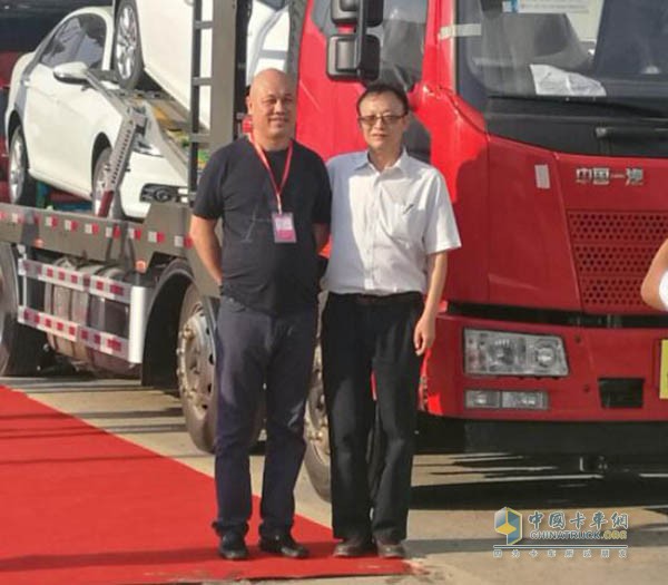 中國第一臺(tái)符合GB1589-2016政策要求的中置軸轎車運(yùn)輸車
