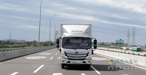 車輛行駛在路上