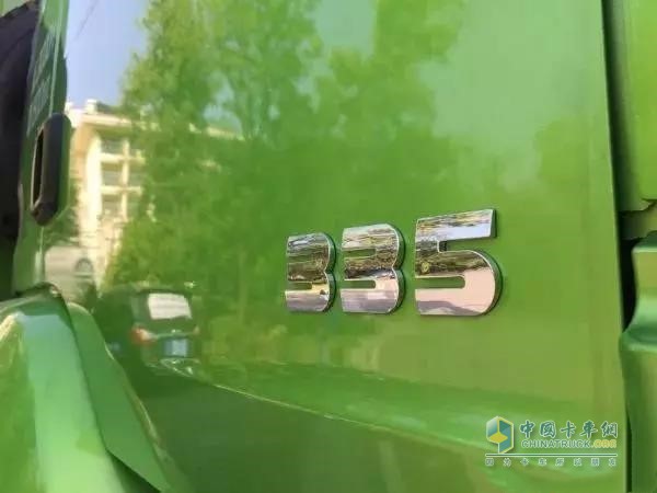 德龍新M3000純電動8×4自卸車車門上335標(biāo)志