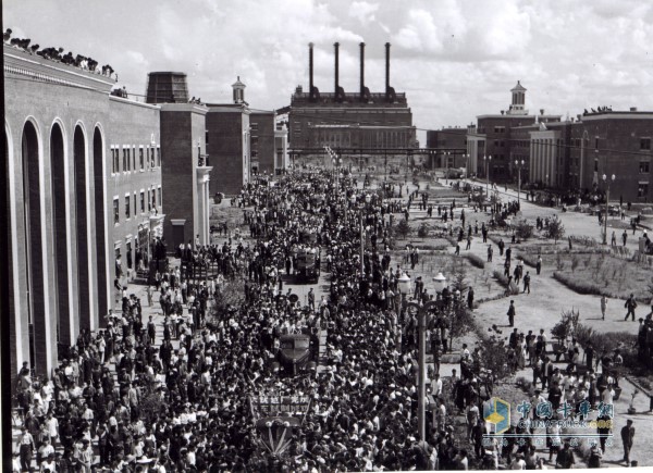 1956年7月14日，職工歡呼第一批解放車出廠