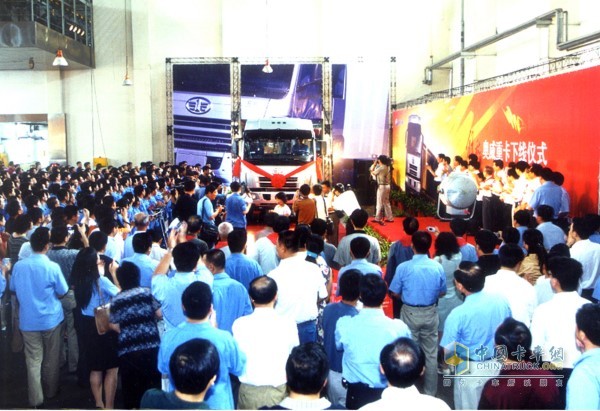 2004年7月15日，解放第五代產(chǎn)品奧威重卡下線