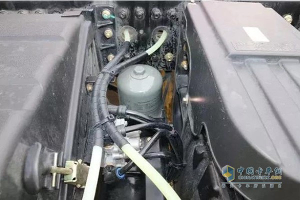 卡車的空壓機對機油的密封性能變差，機油首先進入了干燥罐