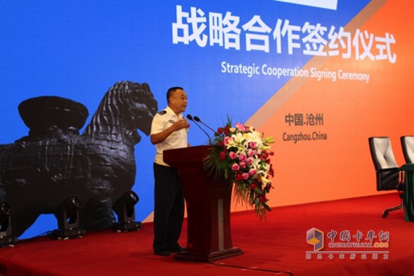 北京警察學(xué)院柳實教授現(xiàn)場講解了輪胎爆胎的危險性，并體驗了蒂龍爆胎應(yīng)急安全技術(shù)和產(chǎn)品提供的防護(hù)保障