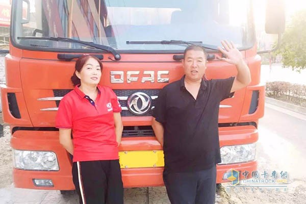 康姐和丈夫與愛(ài)車(chē)合影