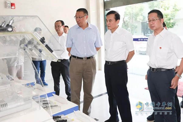 江淮集團黨委書記、董事長安進參觀一汽解放發(fā)動機事業(yè)部