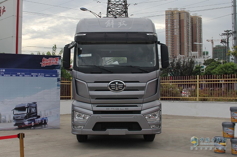 一汽解放J7 500馬力 6X4牽引車(chē)