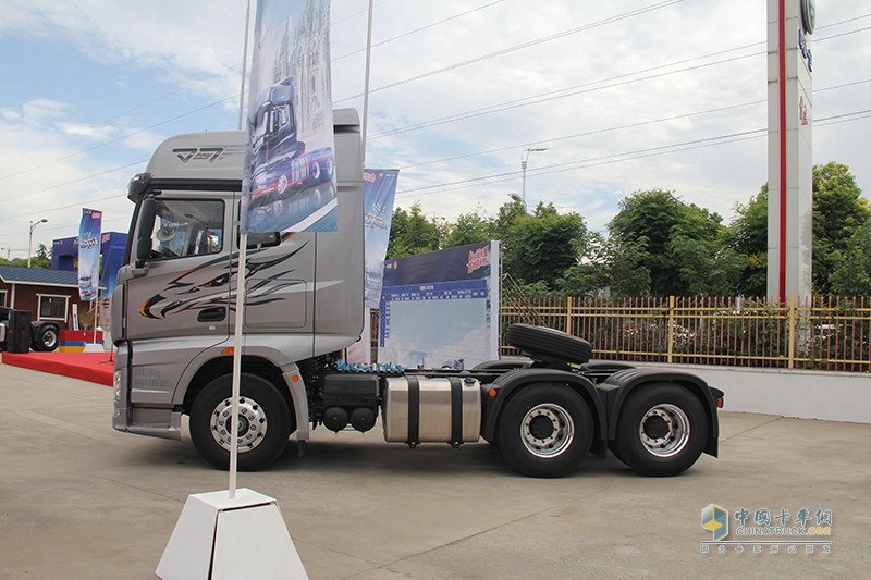 一汽解放J7 500馬力 6X4牽引車(chē)