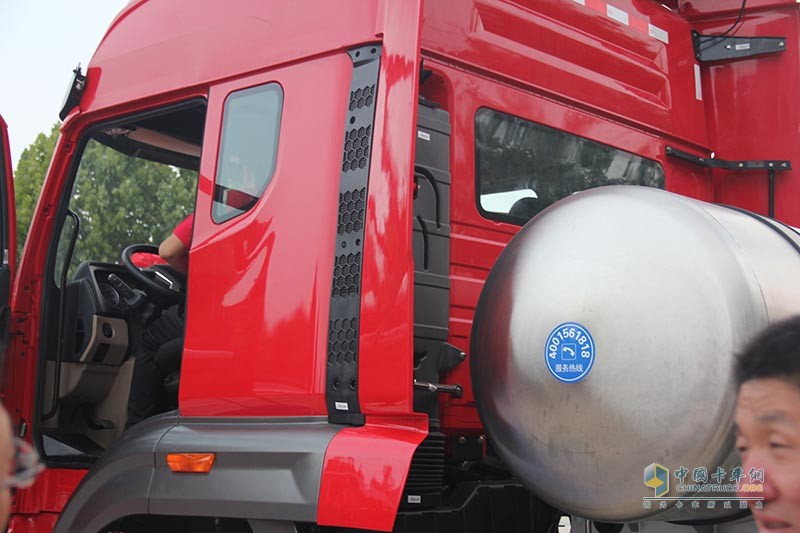 中國重汽 豪瀚N7G重卡 430馬力 6X4 LNG牽引車