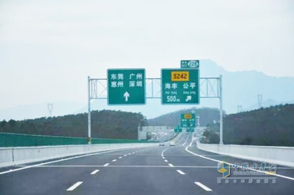 雙節(jié)高峰時段，高速?；奋囕v禁行