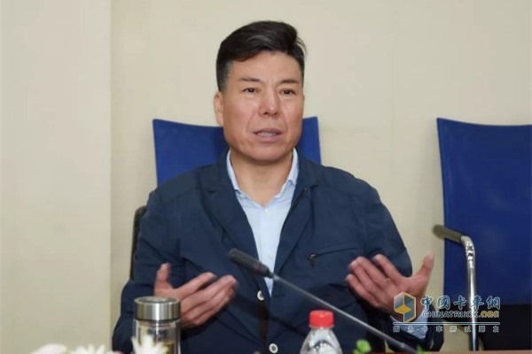 嚴鑒鉑董事長