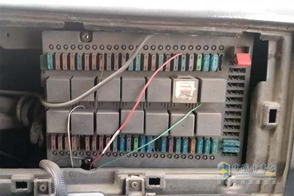 切不可用更大熔斷電流的保險絲來代替