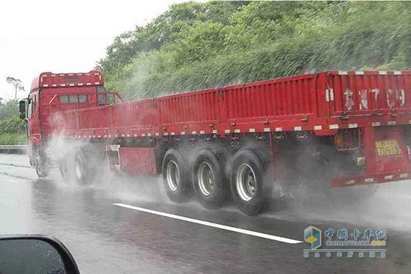 雨天行車(chē)