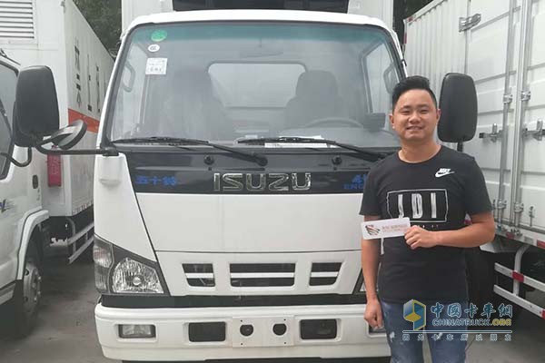 蔣隊(duì)長(zhǎng)與愛車合影