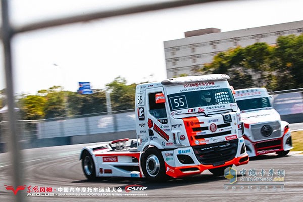 追逐激烈的賽車