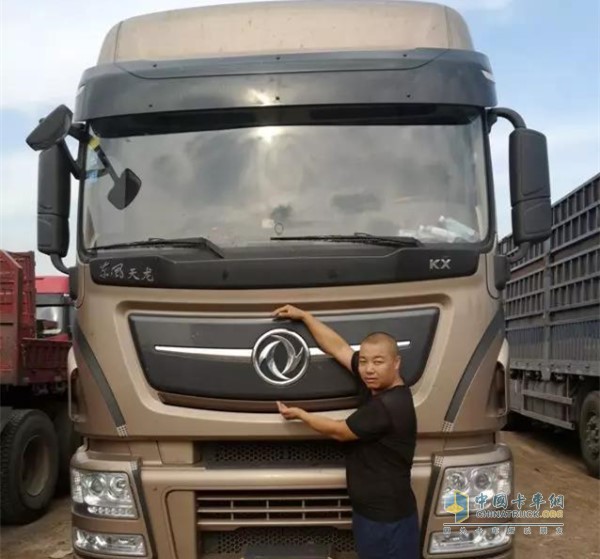 孟凡賀，與自己的愛車：東風(fēng)天龍旗艦560