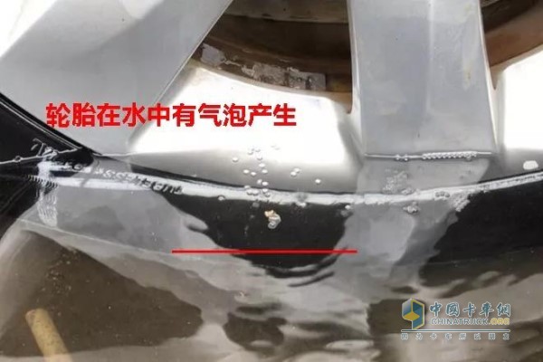 輪胎在水中有氣泡