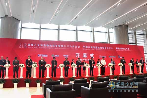 四川現(xiàn)代汽車有限公司副總經(jīng)理、銷售本部長林坰澤參加開幕剪彩儀式