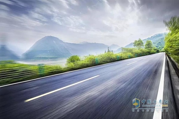 減速慢行，保持車距 
