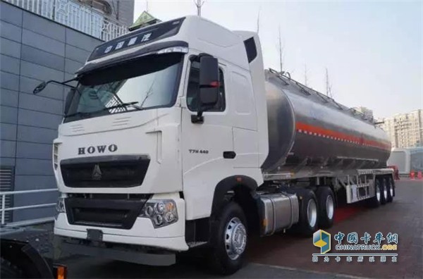 中國(guó)重汽T7H?；愤\(yùn)輸車(chē)