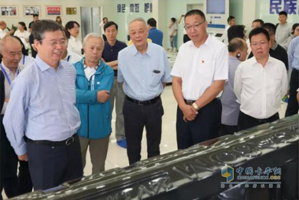 專家團(tuán)參觀了發(fā)動(dòng)機(jī)事業(yè)部惠山基地、前瞻技術(shù)研究院和塘南基地