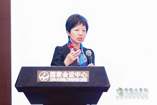 重慶大學(xué)汽車系主任、人工智能學(xué)會智能駕駛專委會理事鄭玲