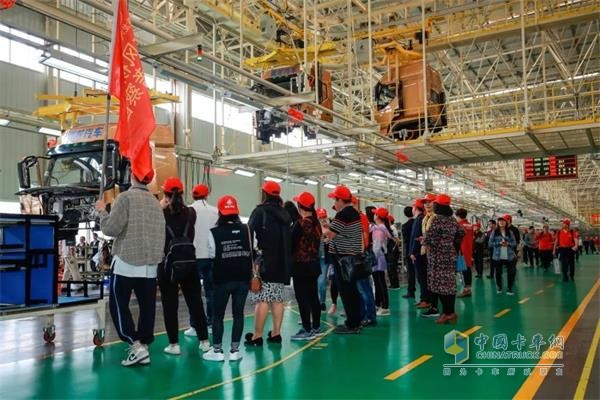 參觀柳東商用車基地，先進生產(chǎn)工藝獲贊