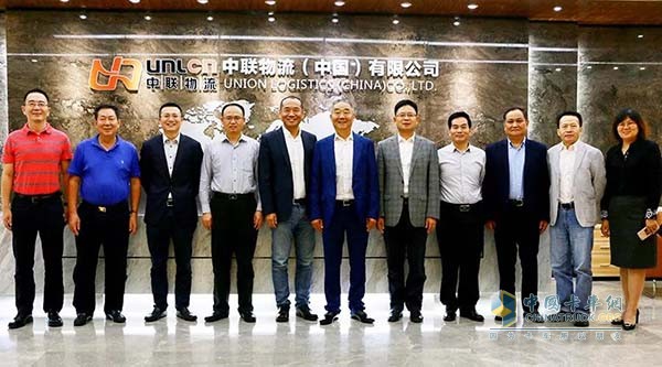 參加本次簽約儀式的各位領導共同合影留念