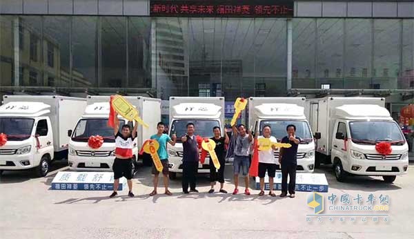 圖說：交車儀式上，趙先生和小伙伴們?yōu)楦Ｌ锵榱恻c贊
