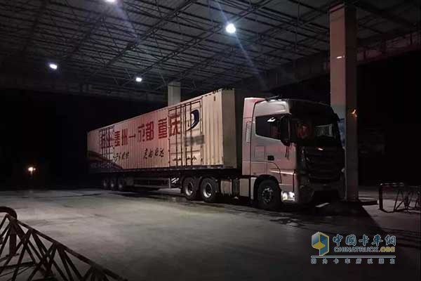 歐曼EST-A超級卡車搭載福田康明斯X12大扭矩發(fā)動機(jī)