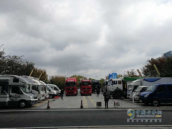 大會(huì)展車區(qū)域商用車云集，吸引行業(yè)內(nèi)外等諸多人士觀摩、品鑒
