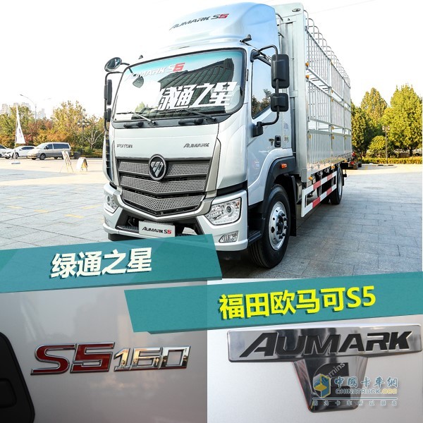 駕駛室門兩邊均貼有馬力、車型等標識