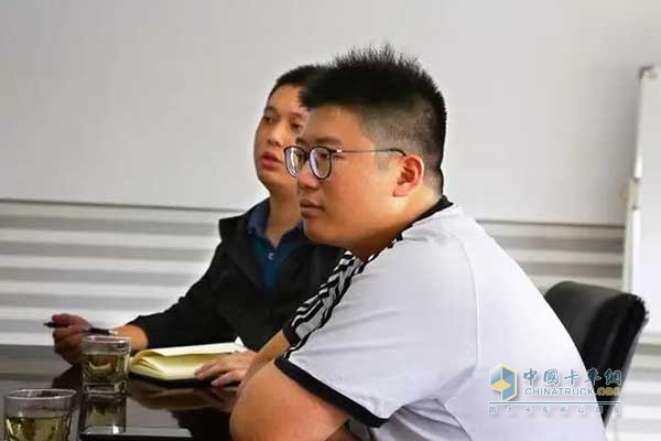慶鈴汽車服務(wù)人員認(rèn)真聽(tīng)取客戶問(wèn)題