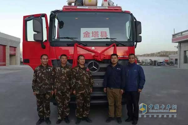 黃瀅恒、司機(jī)趙文學(xué)在金塔消防大隊(duì)與消防官兵合影