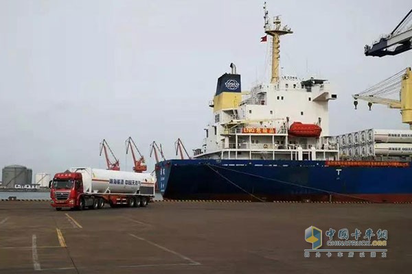 中國重汽豪沃、豪瀚LNG運輸車
